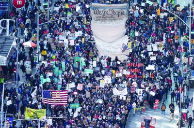 مظاهرات مليونية مناهضة لترامب في مدن أمريكية.. والبيت الأبيض يصفها بـ"ممولة يسارياً"