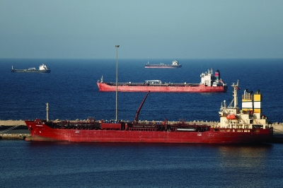 إغلاق مضيق هرمز يرفع تكاليف التأمين البحري إلى مستويات قياسية