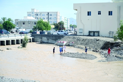 سلطنة عُمان – «الإسكان» يكمل منظومة معالجة مسارات الأودية.. وآليات واضحة لتعويض المتضررين تضمن العدالة والشفافية