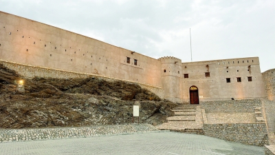 حصن سمائل ومسجد ((قرنة قائد)) الأثري .. شواهد تثبت عظمة العماني منذ القدم