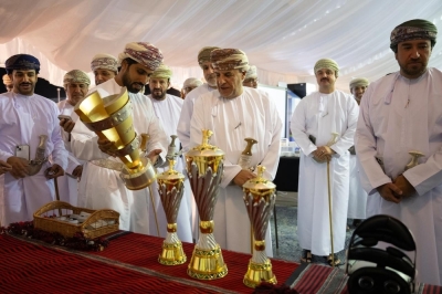 مهرجانُ كأس جلالةِ السُّلطان المعظم للهُجن 2026.. أجواءٌ تنافسيّةٌ وحضورٌ مُلفتٌ من مُلّاك ومُتابعي رياضات الهجن