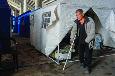 معاناة مضاعفة للنازحين من ذوي الإعاقة في المدينة الرياضية في بيروت