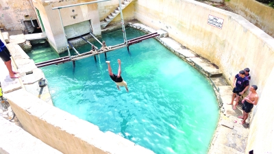 سلطنة عُمان – تحذيرات من مخاطر السباحة في البرك والأودية.. والشرطة تدعو إلى مراقبة الأطفال لتجنب حوادث الغرق