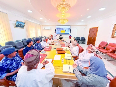 سلطنة عُمان – العمل الميداني مستمر لإعادة الخدمات وفتح الطرق المتضررة من منخفض “المسرات”.