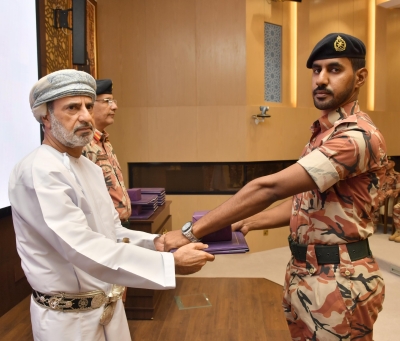 سلطنة عُمان – تخريج دورة الخدمات الطبية التأسيسية للضباط