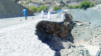 سلطنة عُمان – معاينة الأضرار في الطريق الواصل إلى قرية حلحال في العوابي