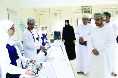 وكيل التعليم يطلع على أنشطة أسبوع العلوم والتكنولوجيا بجنوب الباطنة