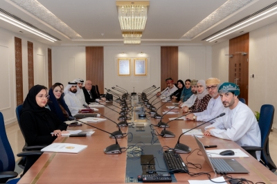 بحث تعزيز برامج المنح والتعاون الأكاديمي مع الملحقيات الثقافية الخليجية