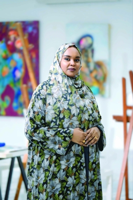 الفنانة ياسمين عبدالله: المشهد التشكيلي العُماني يتسم بالحيوية والتنوع وهناك مساحة للفنانين للتعبير عن رؤاهم الفنية