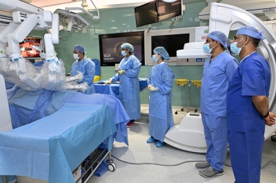 مستشفى المدينة الطبية ينجح في استئصال ورم كلوي باستخدام الروبوت الجراحي