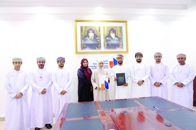 كلية التربية بالرستاق توقع مذكرة تعاون للتدريب في مجال التداول