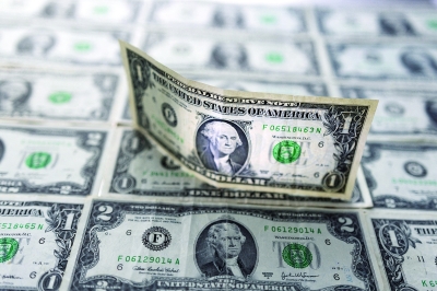 الدولار يتجه لتسجيل خسائر أسبوعية والتركيز على محادثات أمريكا وإيران