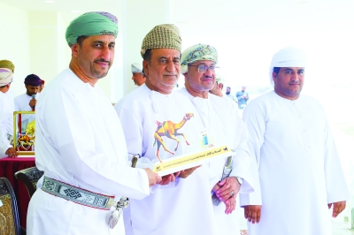 300 ناقة في ختام سباق الهجن بشمال الباطنة