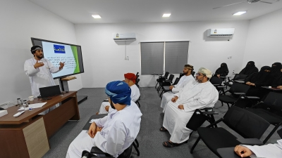 سلطنة عُمان – محاضرة عن القيادة وسيكولوجية إتقان المهارات بمحافظة ظفار