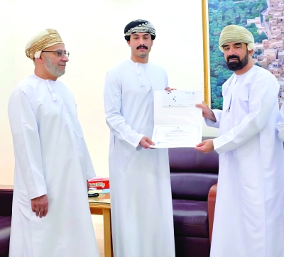 سلطنة عُمان – تكريم الفائزين في مسابقة “إحداث التأثير بالذكاء الاصطناعي” بولاية الحمراء