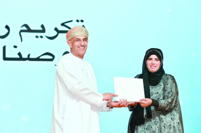 سلطنة عُمان – تكريم أصحاب المدارس الخاصة والمعلمين ذوي الخبرة بشمال الباطنة