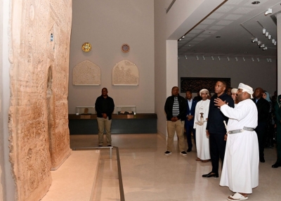 سلطنة عُمان – رئيس جمهورية بوتسوانا يزور المتحف الوطني