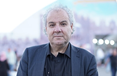 صامتين كانا ينظران نحو الأفق