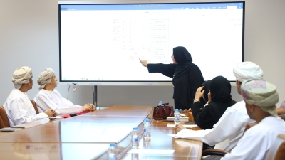 سلطنة عُمان – مناقشة الشراكات لدعم العملية التعليمية بمدارس ولاية مسقط