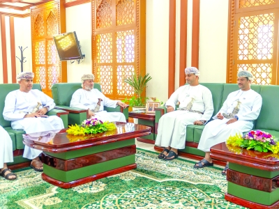الاطلاع على سير العمل القضائي والعدلي بمحافظة ظفار