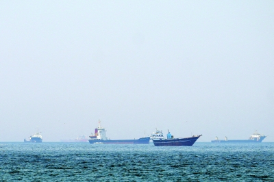 2000 سفينة و20 ألف بحار عالقون في الخليج