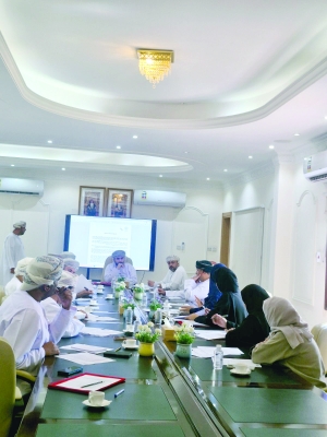 مناقشة تطوير العمل الاجتماعي ودعم الأسر بولاية السيب