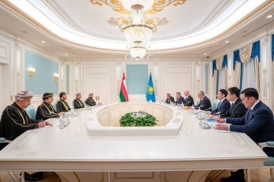 سلطنة عُمان – رئيس كازاخستان وسمو نائب رئيس الوزراء للشؤون الاقتصادية يعقدان جلسة حوارية