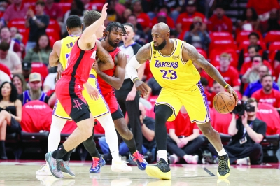 ليكرز يضع روكتس على أعتاب الإقصاء