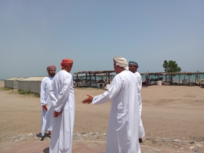 مناقشة سبل معالجة ظاهرة المظلات العشوائية للصيادين بالسيب