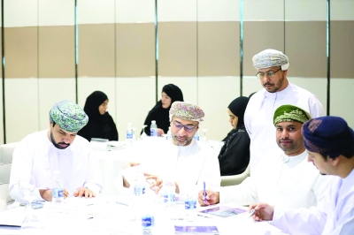 محافظة مسقط تختتم برنامج توظيف الذكاء الاصطناعي في بيئة العمل