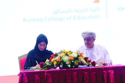 مذكرتـا تفاهم لتعزيز التعاون الثقافي والرياضي بكلية التربية بالرستاق
