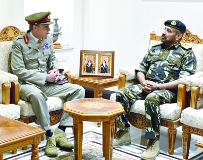سلطنة عُمان والمملكة المتحدة تستعرضان مجالات التعاون العسكري وسبل تعزيزها