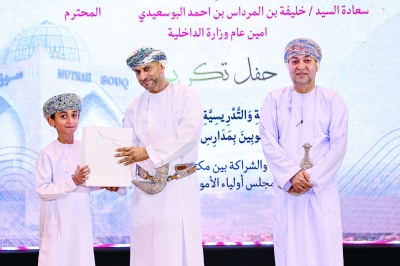 سلطنة عُمان – مطرح تكرم 114 من أعضاء هيئة التدريس والطلاب المتميزين