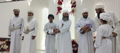 سلطنة عُمان – الاحتفال بتكريم الأولاد والبنات الذين حفظوا القرآن الكريم باللغة العبرية