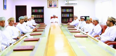 سلطنة عُمان – مناقشة تحسين الخدمات ودعم الأنشطة الشبابية بولاية العوابي