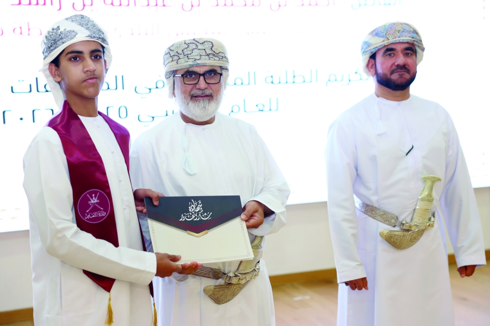 تكريم الطلبة المتميزين في الأنشطة والمسابقات المدرسية