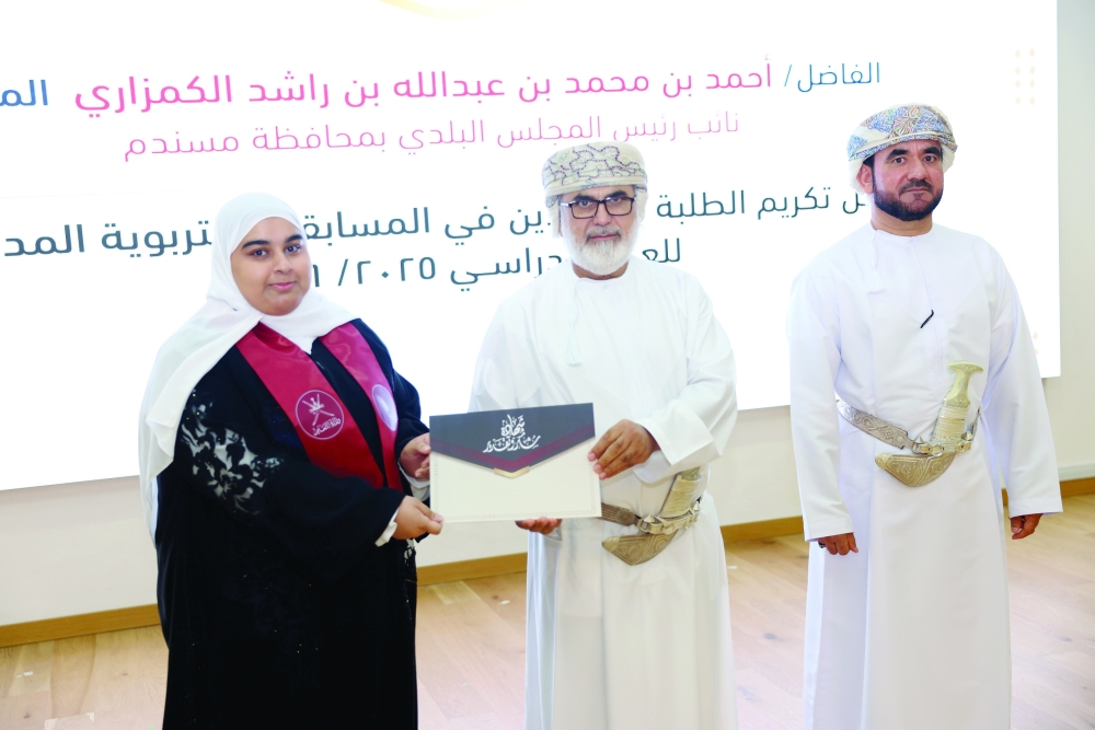 تكريم الطلبة المتميزين في الأنشطة والمسابقات المدرسية