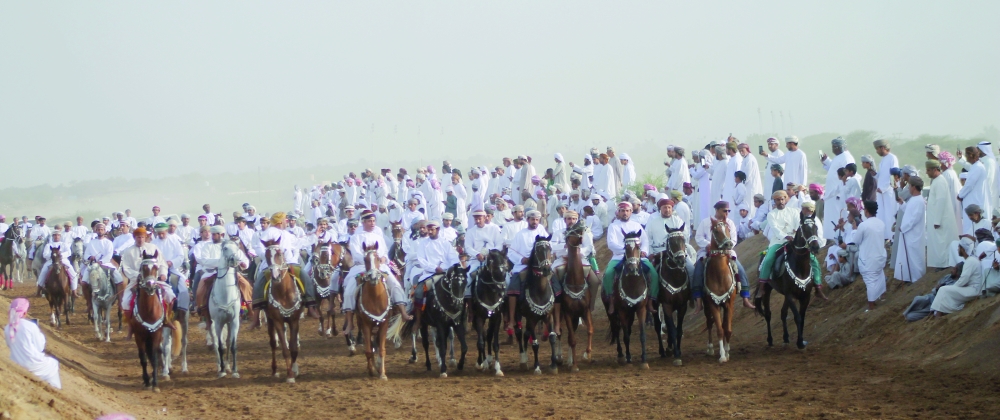 300 مشارك في مهرجان السادس من ذي الحجة للخيل والهجن ببدية