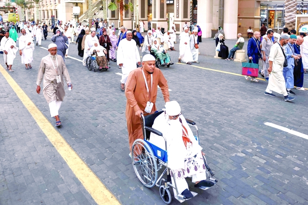ضيوف الرحمن يباشرون مناسك الحج ويقفون بعد غدِ على 