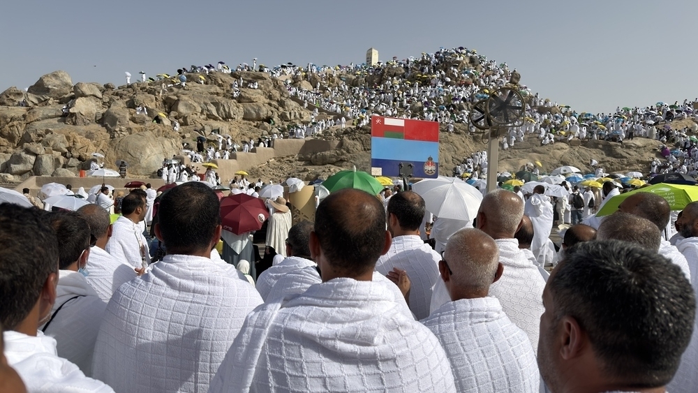 ضيوف الرحمن يؤدون ركن الحج الأعظم بالوقوف على صعيد عرفات