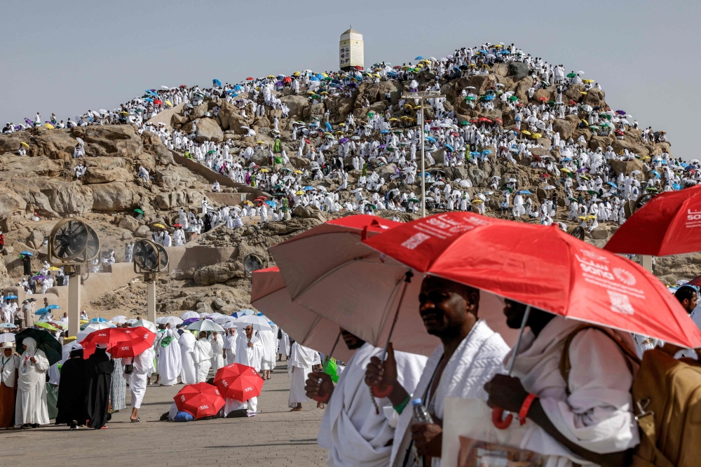 الحجاج يرمون جمرة العقبة الكبرى.. اليوم