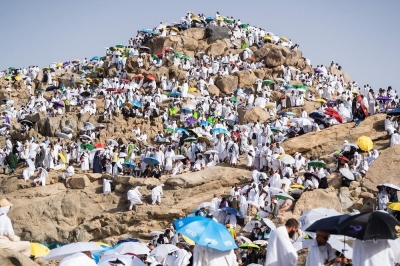 سلطنة عُمان – حجاج بيت الله الحرام يتوجهون للتوقف على مستوى عرفات
