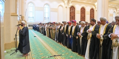 سلطنة عُمان – محافظ ظفار يؤدي صلاة عيد الأضحى بصلالة