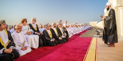 سلطنة عُمان – محافظ الظاهرة يؤدي صلاة عيد الأضحى بولاية عبري