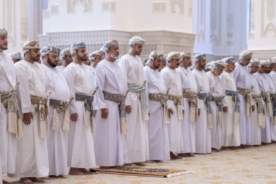 سلطنة عُمان – جلالة السلطان يؤدي صلاة عيد الأضحى في ولاية صحار