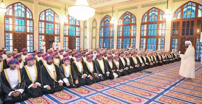 سلطنة عُمان – سمو السيد شهاب يؤدي صلاة عيد الأضحى بمسجد الخور بمسقط