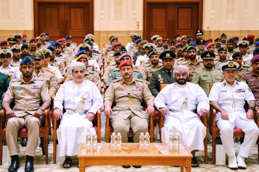 وفد من منتسبي الدورة الـ 39 بكلية القيادة والأركان يزور مجلس الشورى