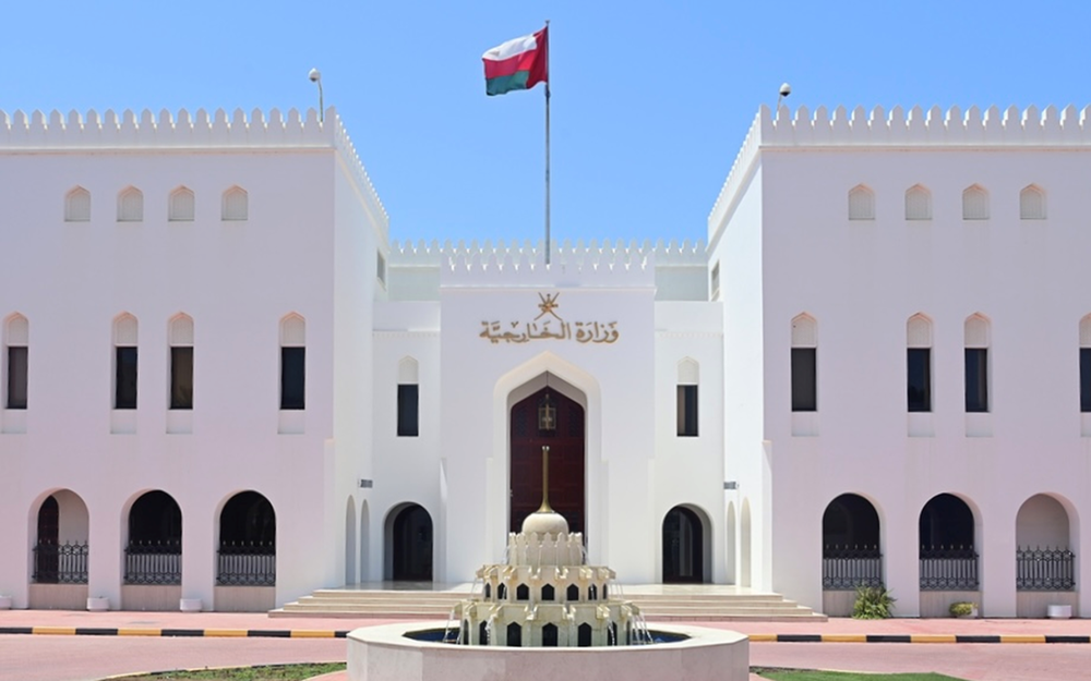 سلطنة عُمان تُدين وتستنكر استهداف دولة الكويت الشقيقة
