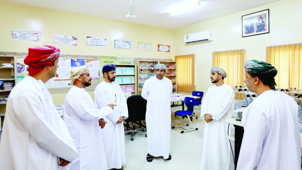 متابعة سير امتحانات صفوف النقل بمدارس شمال الباطنة