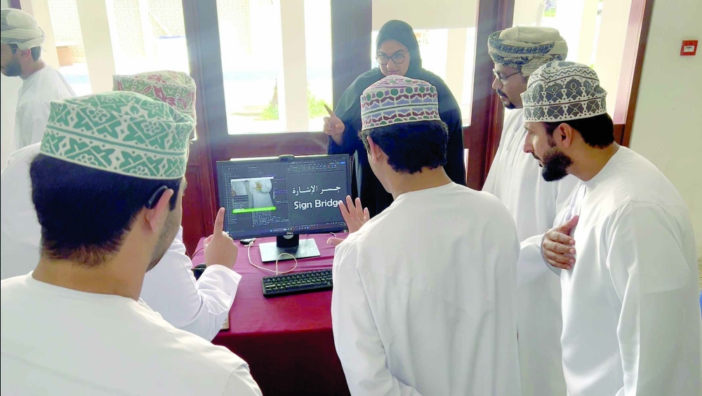 عمانية تبتكر نظارة ذكية مدعومة بالذكاء الاصطناعي